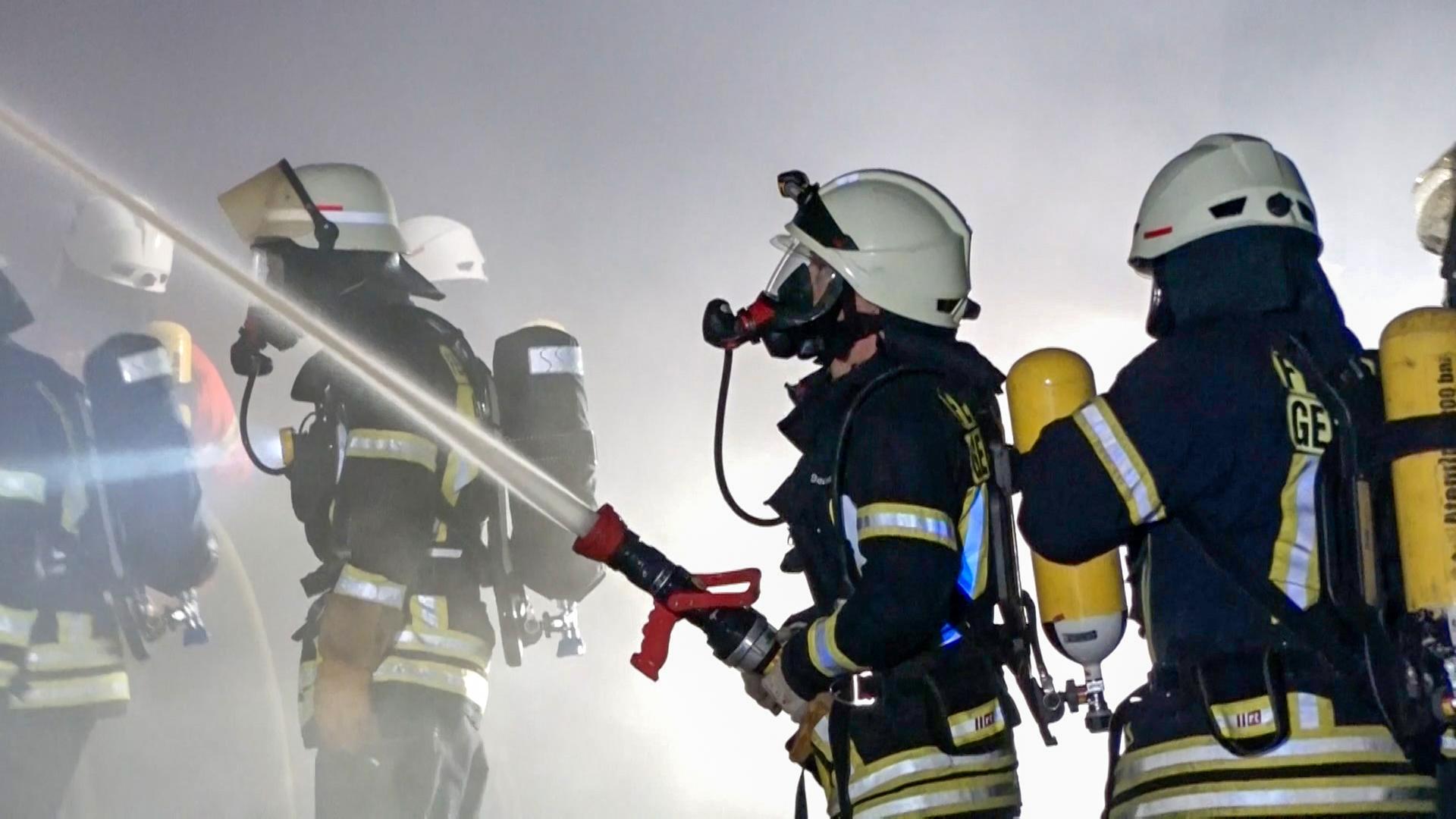 Feuerwehrleute löschen einen Brand auf einem Schrottplatz in Friesoythe. | NonstopNews