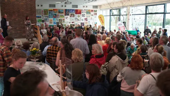 Viele Menschen in der Ausstellung "Rostock Kreativ" in der Rostocker Kunsthalle