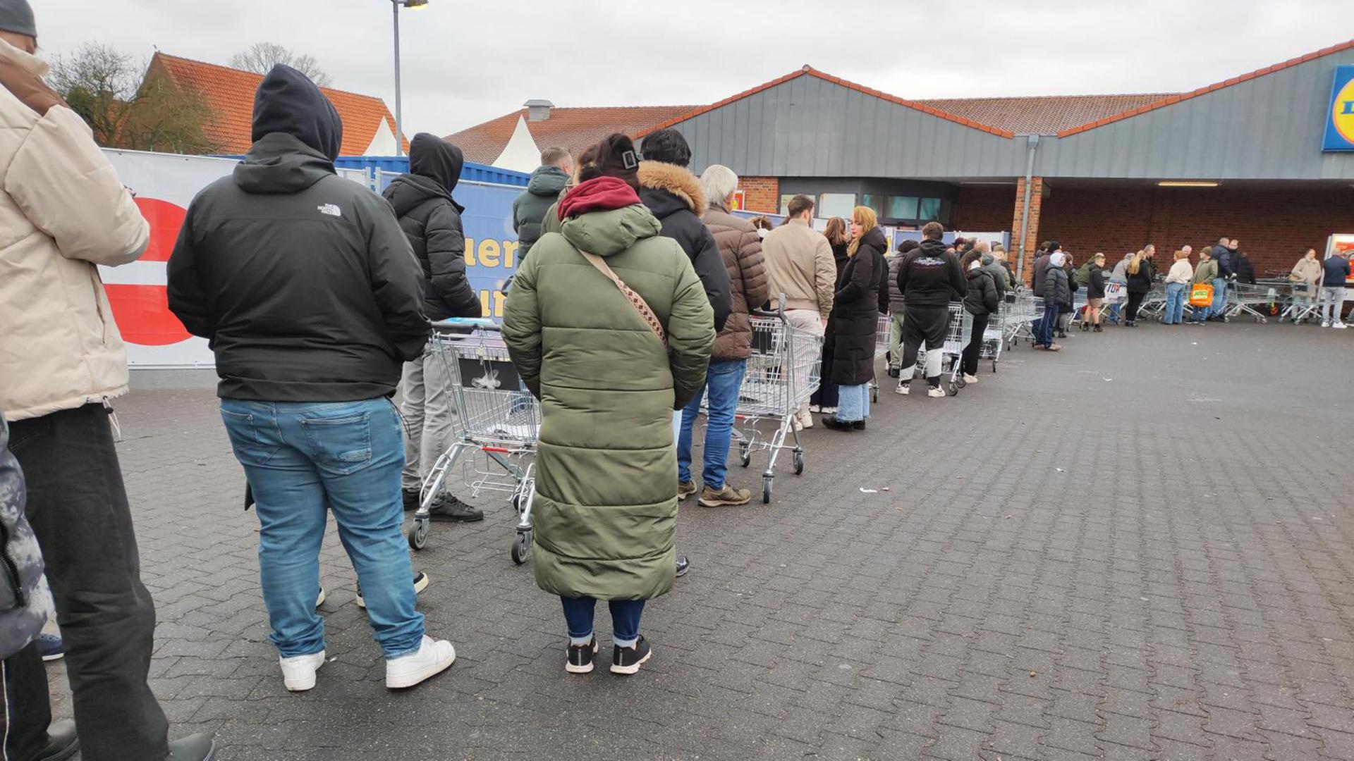 Start des Feuerwerksverkaufs in Emlichheim, an der Grenze zu den Niederlanden. | NDR, Jan Niestegge