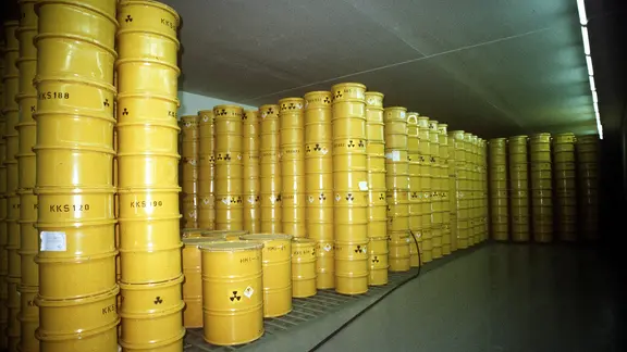 Blick in eine Lagerkammer des unterirdischen, atomaren Zwischenlagers in Gorleben im Mai 1988. In den gelben Fässern wird schwach radioaktiver Abfall aufbewahrt.