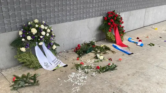 Vor der Gedenkstätte in Ahlem liegen Kränze, die zerstört wurden.