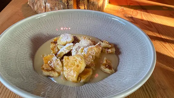 Kaiserschmarrn mit Apfelmus auf einem Teller serviert