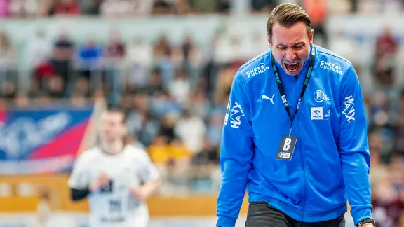 Kiels Trainer Filip Jicha mit Emotion