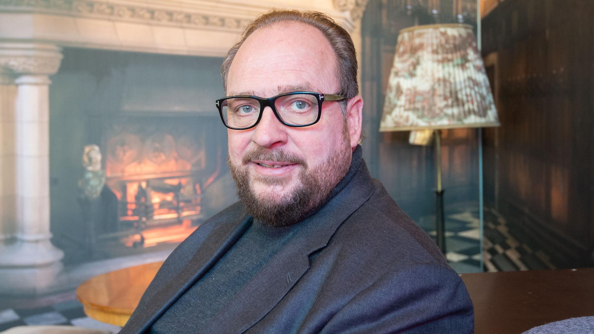 Oliver Blume, Erfinder des Boxhotels in Hannover, 2020 in der Lobby des Hotels. | dpa, Julian Stratenschulte