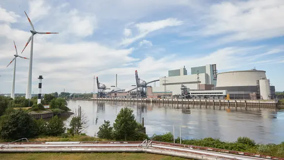 Blick auf das (ehemalige) Vattenfall-Heizkraftwerk Moorburg an der Süderelbe