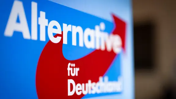 Ein Aufsteller mit dem Schriftzug Alternative für Deutschland und dem Logo der AfD.