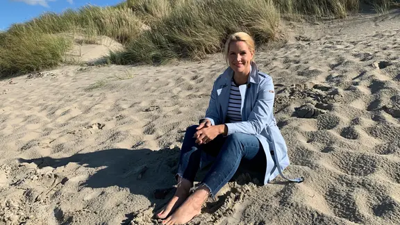 Judith Rakers auf der Düneninsel Baltrum. | NDR/Doclights GmbH/Carina Schneider & Jana von Rautenberg Judith Rakers auf der Düneninsel Baltrum.