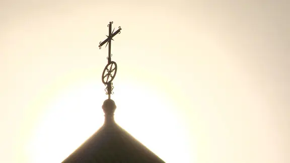 Ein Kreuz auf einer Kirche.