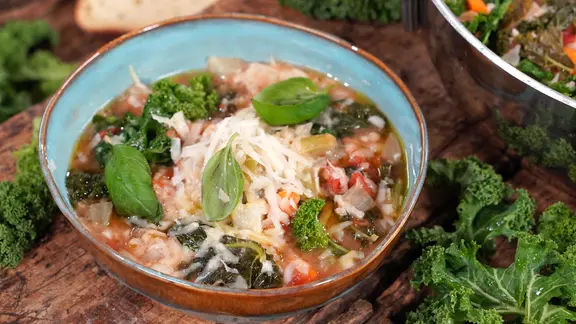 Gemüseeintopf mit Grünkohl in einem tiefen Teller serviert | NDR, Florian Kruck Gemüseeintopf mit Grünkohl in einem tiefen Teller serviert