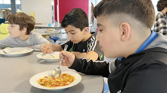 Schüler beim kostenlosen Schulessen in der Grundschule Mühlenberg in Hannover