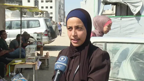 Eine Frau in Gaza spricht in die Kamera.