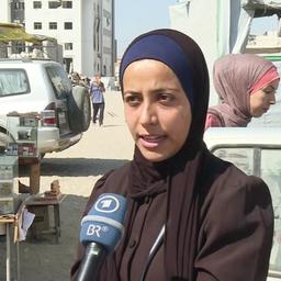 Eine Frau in Gaza spricht in die Kamera.