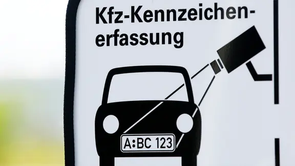 Ein Hinweisschild mit der Aufschrift "KFZ-Kennzeichenerfassung" weist auf die automatische Erfassung von Fahrzeug-Kennzeichen auf einem Parkplatz am Flughafen Hamburg hin.