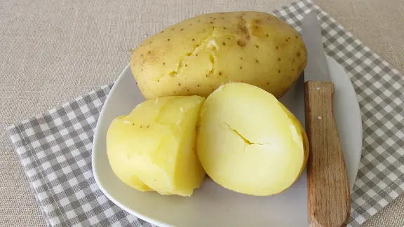 Pellkartoffeln liegen neben einem Messer auf einem Teller. | Colourbox, - Pellkartoffeln liegen neben einem Messer auf einem Teller.