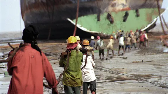 Arbeiter auf der Schiffsabwrackwerft im indischen Alang