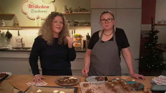 Madlen Zeller und Dana Altekrüger backen Weihnachtsplätzchen.