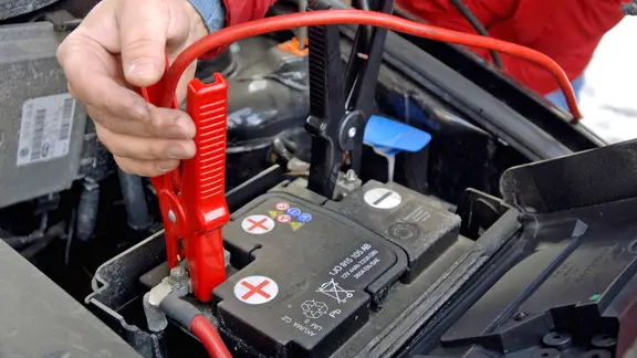 Starthilfekabel an einer Autobatterie