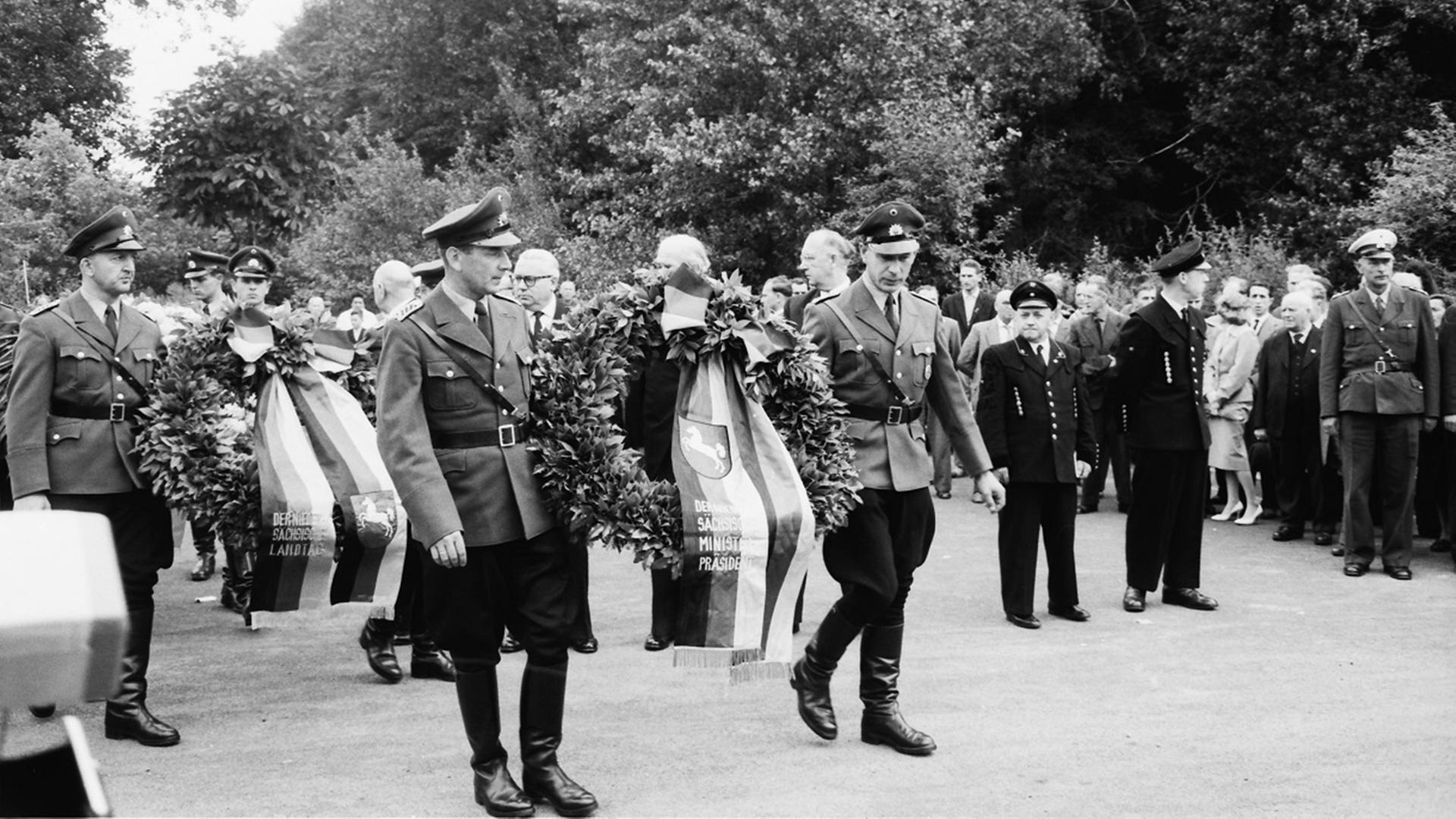 Auf einer Schwarz-Weiß-Aufnahme sind am 22. Juli 1960 uniformierte Sargträger bei der Trauerfeier zum Grubenunglück in der Hannoverschen Treue 1960 in Salzgitter zu sehen. | Stadtarchiv Salzgitter, Gerhard Stoletzki