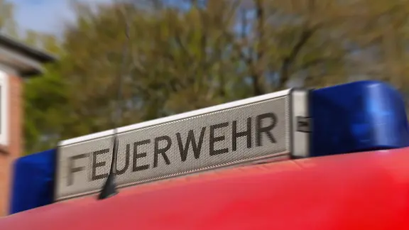 Schriftzug "Feuerwehr" steht auf einem Blaulicht eines Feuerwehrautos.