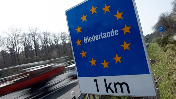 Ein Schild weist an der Autobahn 52 auf den Grenzübergang zu den Niederlanden hin.