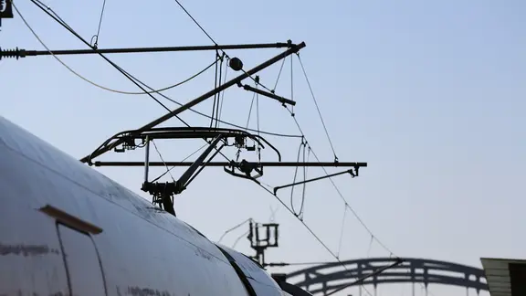 Die Oberleitung über einem ICE