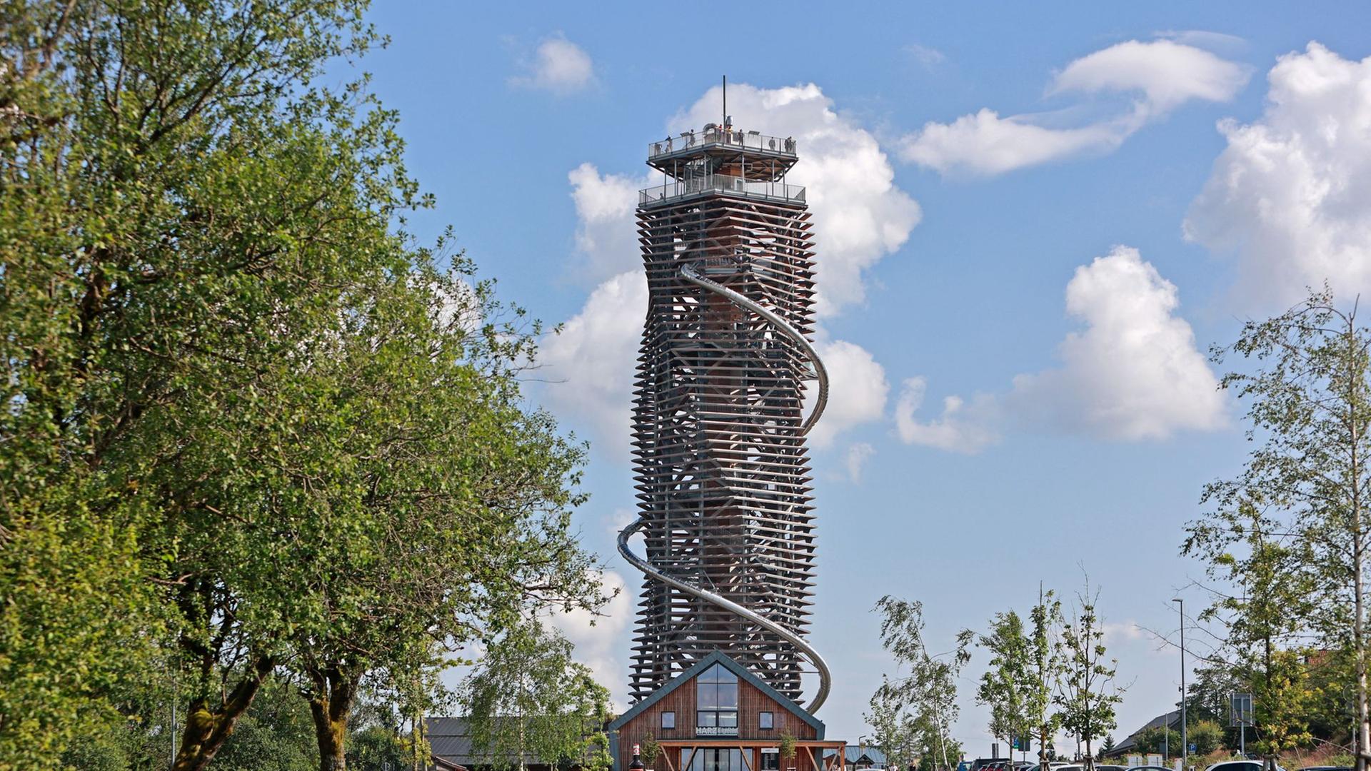 Blick auf den Harzturm am Torfhaus. | Matthias Bein/dpa