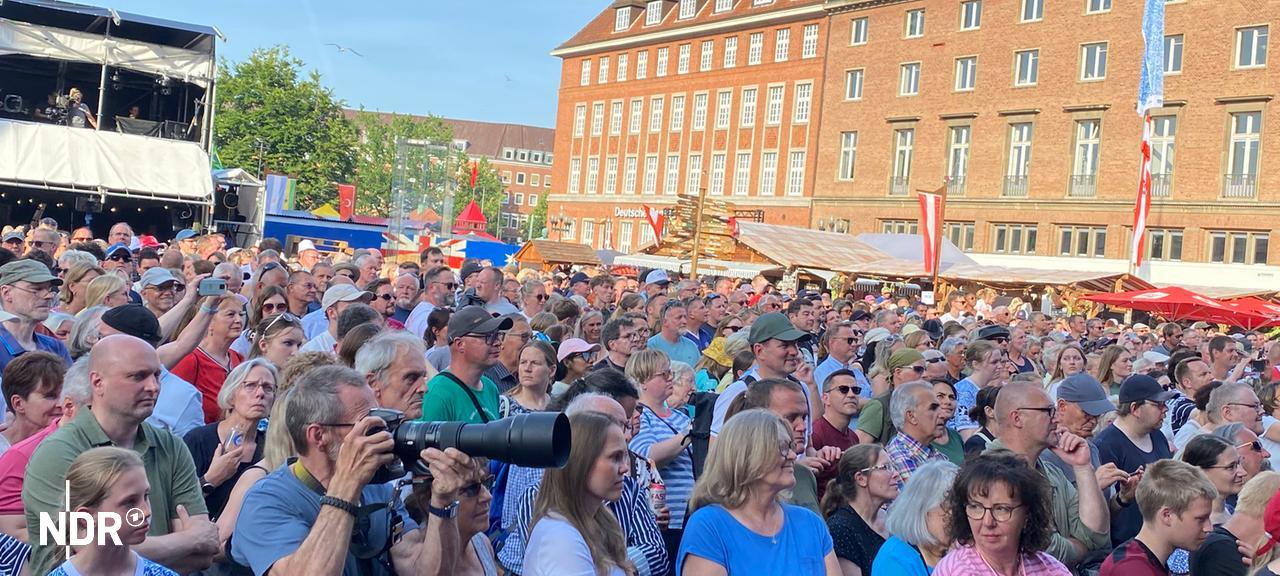 Menschen schauen bei der Eröffnung der Kiwo zu | NDR / Moritz Kodlin Menschen schauen bei der Eröffnung der Kiwo zu