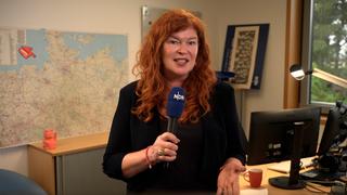 NDR Reporterin Sophie Mühlmann redet in ein Mikrofon