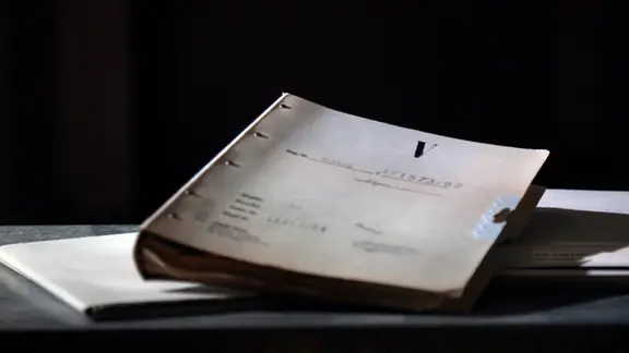 Hängeregistratur mit vielen Nummern und Code-Buchstaben: Das Original einer Akte des MfS.