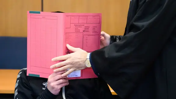 Der Angeklagte sitzt im Gerichtssaal im Landgericht Hildesheim.