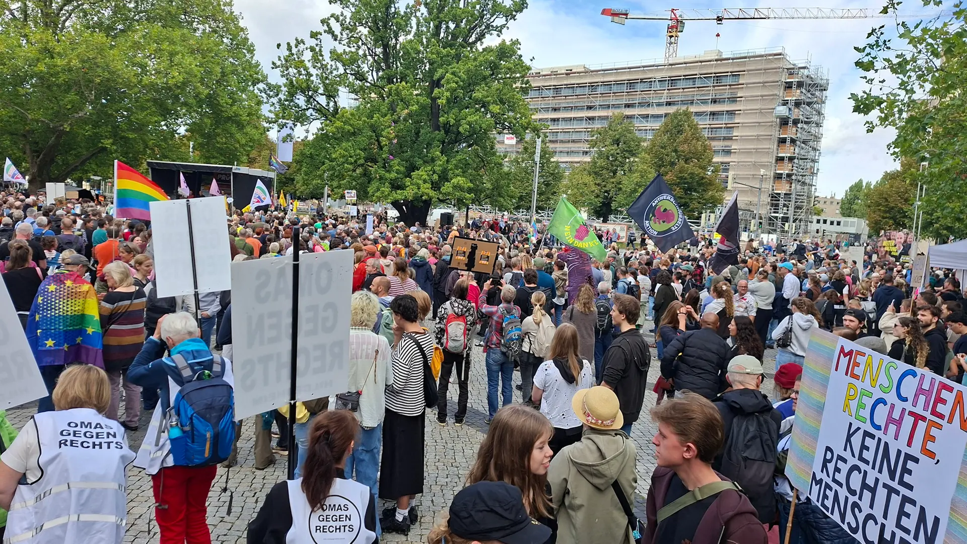 Tausende Menschen demonstrieren gegen Rechtsextremismus