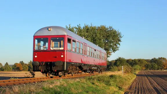 Zum Fuhrpark gehören neben Dieselloks auch mehrere Triebwagen wie dieser aus den 50er-Jahren. | AVL - HEIDE-EXPRESS, T. Lobach Diesel-Triebwagen aus den 50er-Jahren auf einem Gleis des Heide-Express