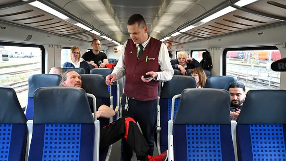 Zugbegleiter von DB Regio und Trainer üben Techniken während des Deeskalationstrainings für Zugpersonal im Erfurter DB-Regiowerk.
