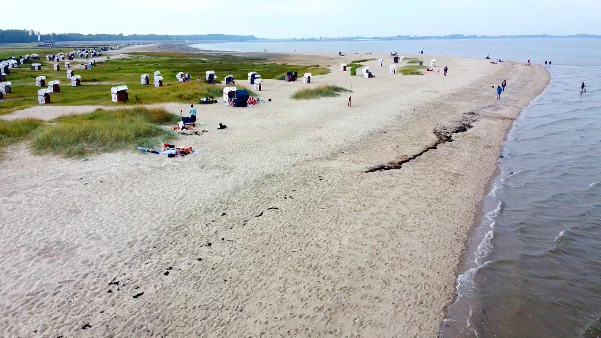 Menschen am Strand von Hooksiel. | Nord-West-Media TV