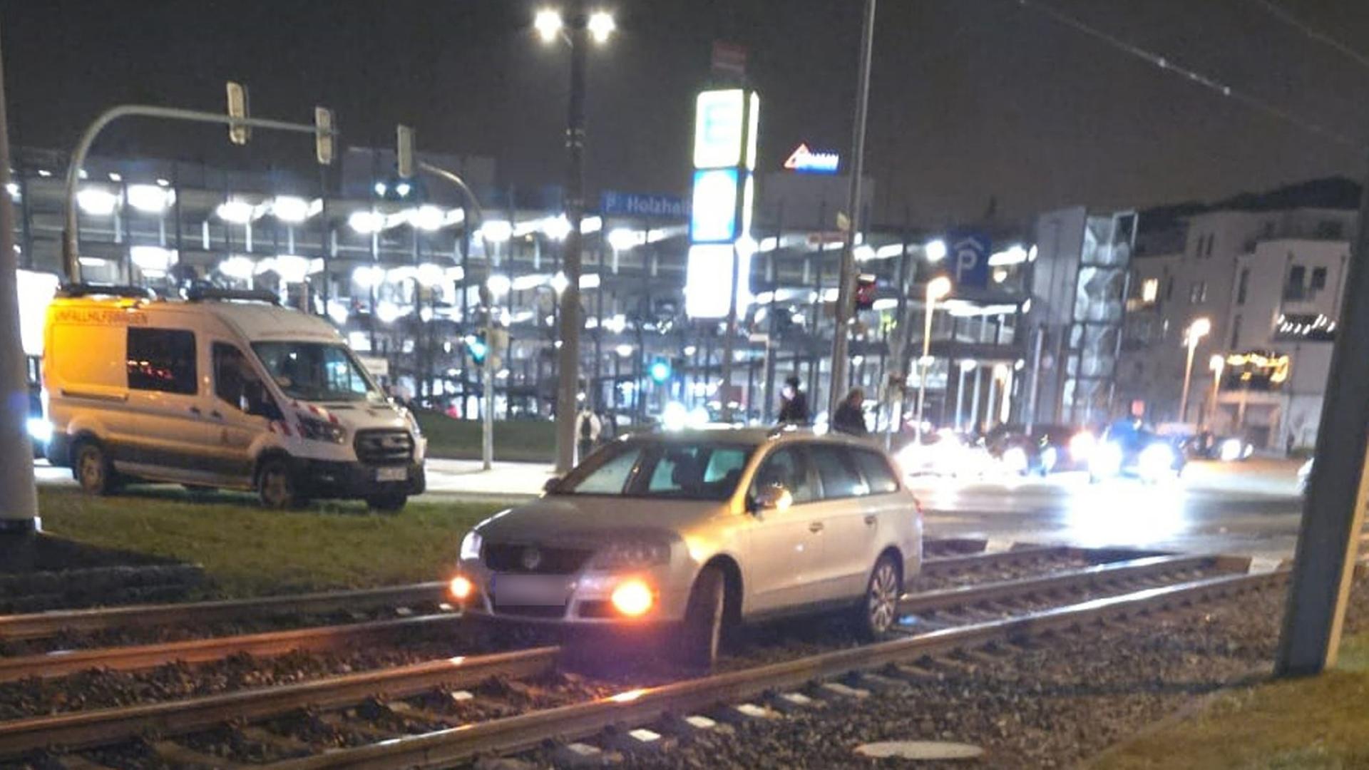 Straßenbahn-Stopp in Rostock: Auto fährt sich auf Gleisen fest