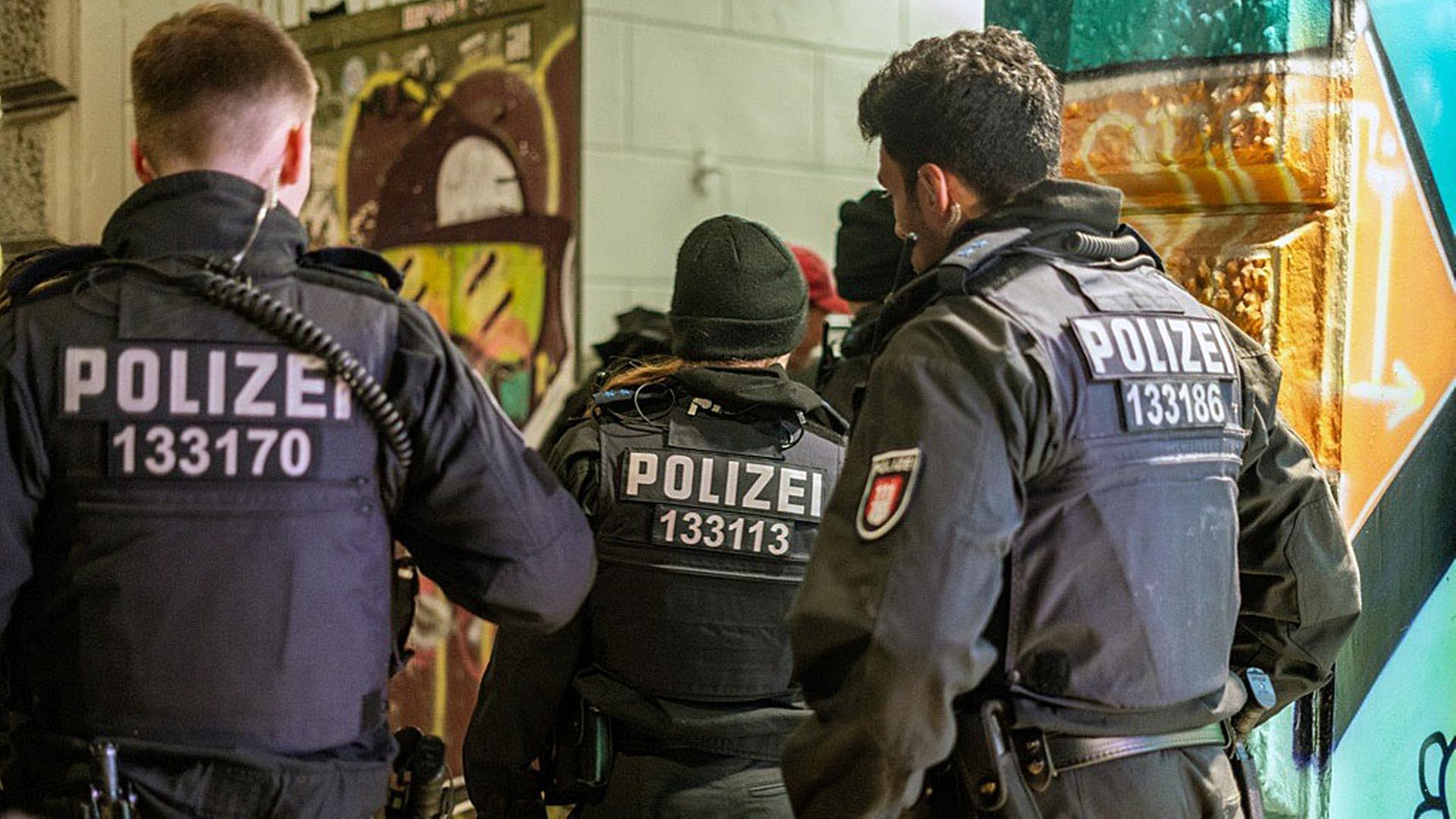 Razzia in Hamburg: Polizei entdeckt Waffen und Munition Razzia in Hamburg: Polizei entdeckt Waffen und Munition