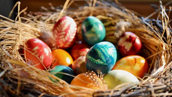 Ostereier mit Blattschmuck | NDR / Medienkontor, Isabell Hayn Ostereier mit Blattschmuck