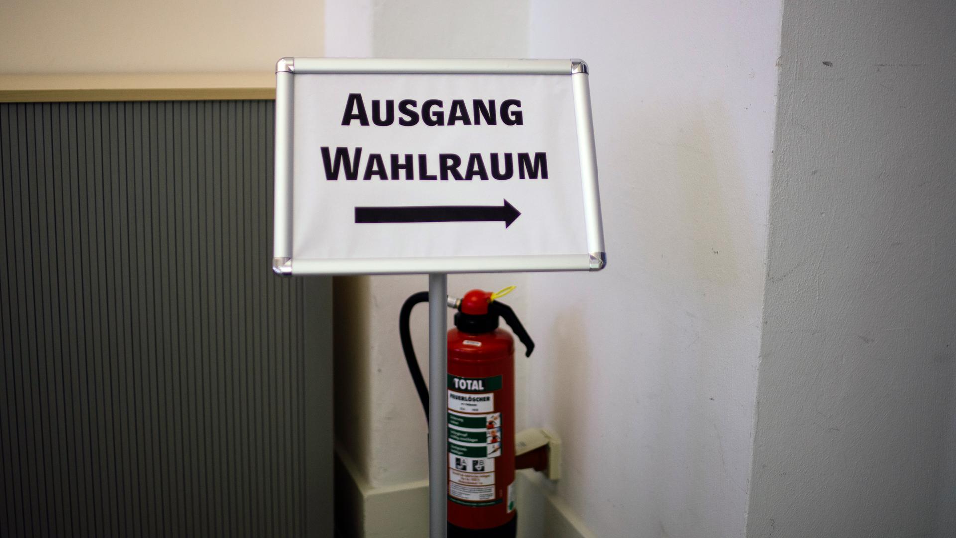 Ein Schild weist dem Weg zu Ausgang eines Wahlraums. | Julius Matuschik
