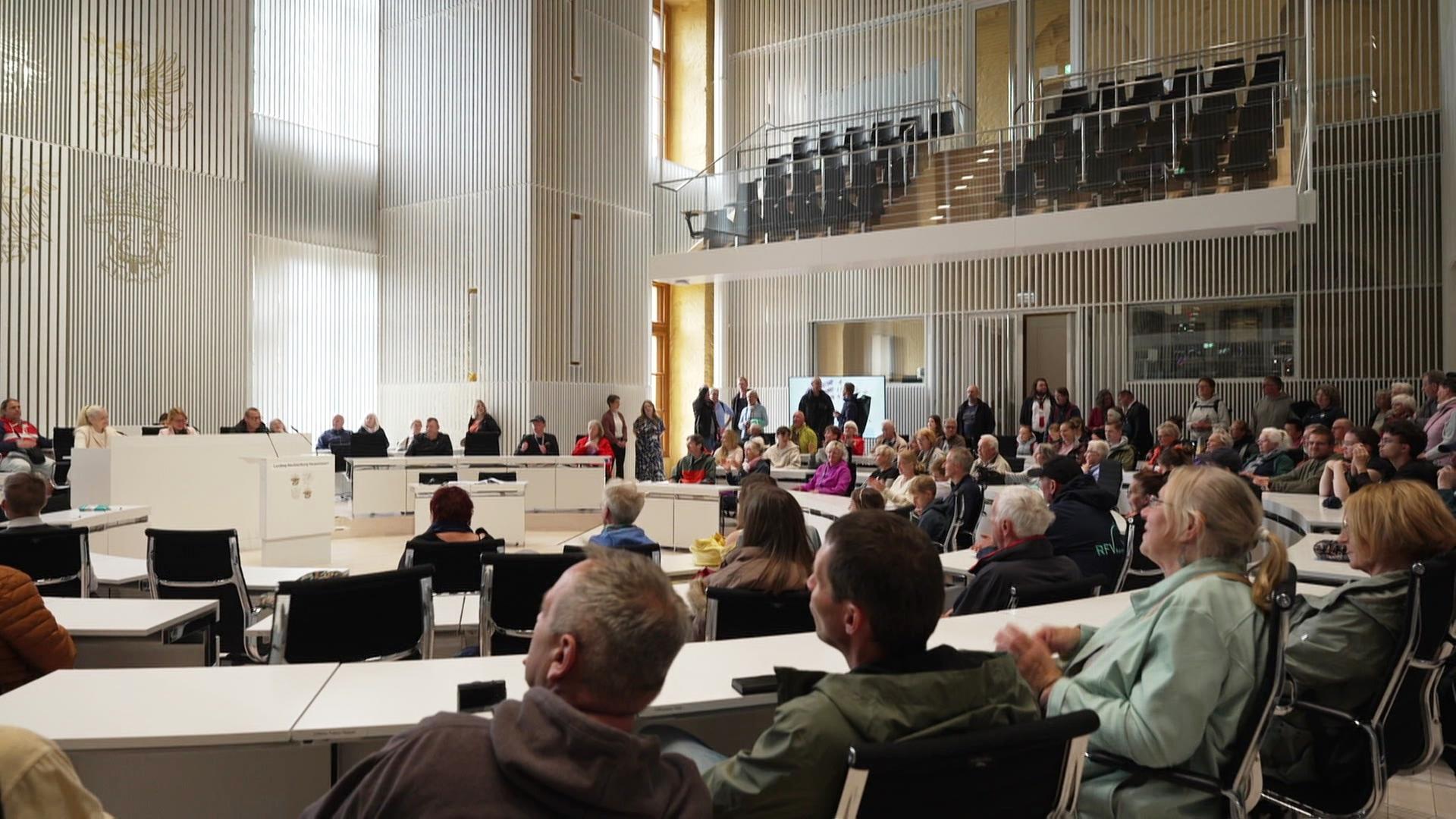 Schwerin: Tausende Besucher beim "Tag der offenen Tür" im Landtag