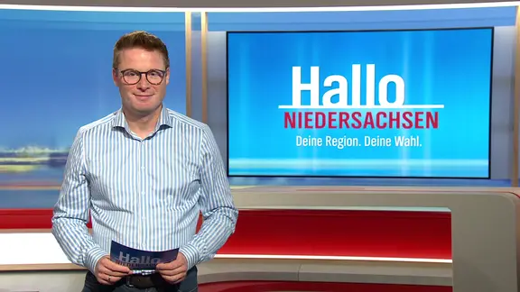 NDR Moderator Bertil Starke im Studio von Hallo Niedersachsen Deine Region. Deine Wahl.
