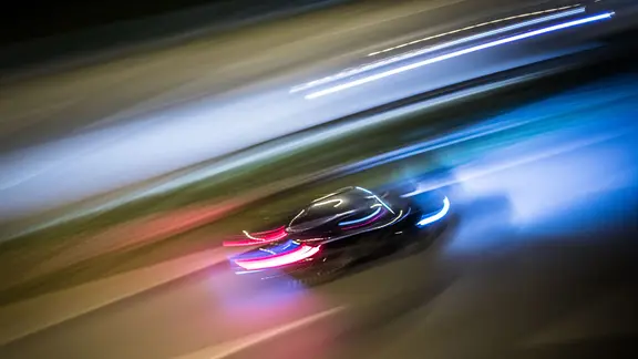 Zu Lichtspuren verwischt sind die Fahrzeuge auf einer Autobahn