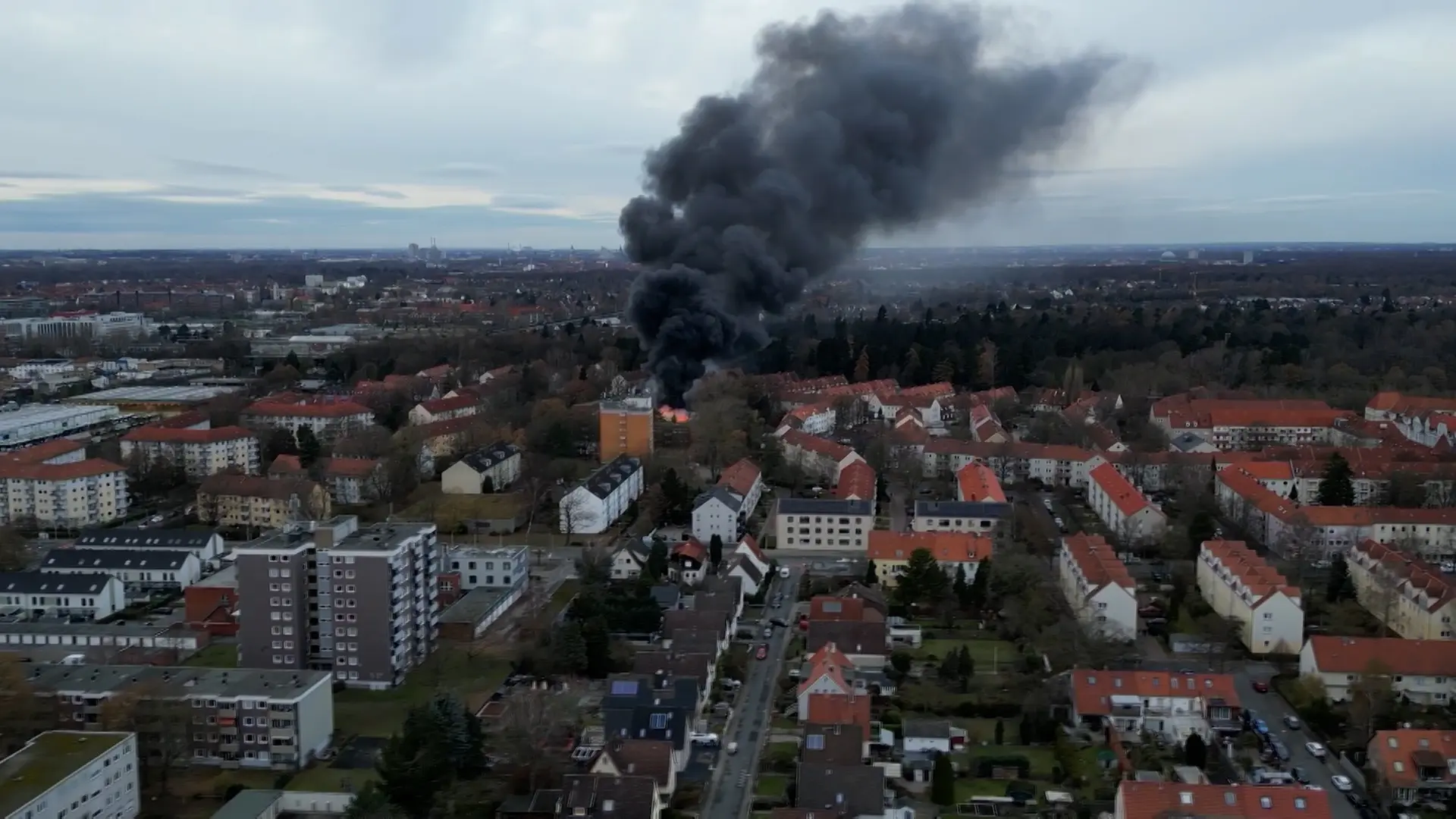 Großbrand in Grundschule gelöscht - Teile des Dachs eingestürzt