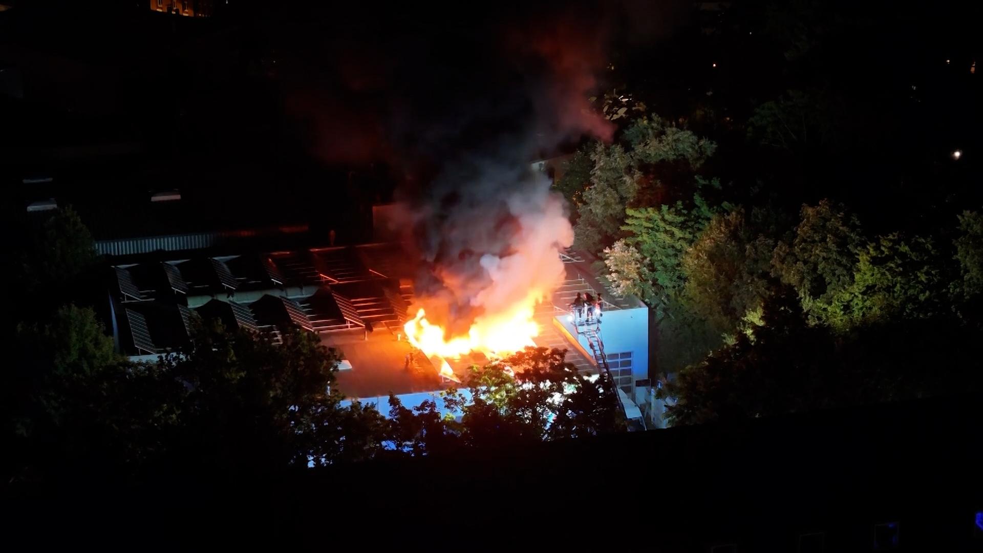 Gewerbehalle in Flammen: Großbrand in Bahrenfeld
