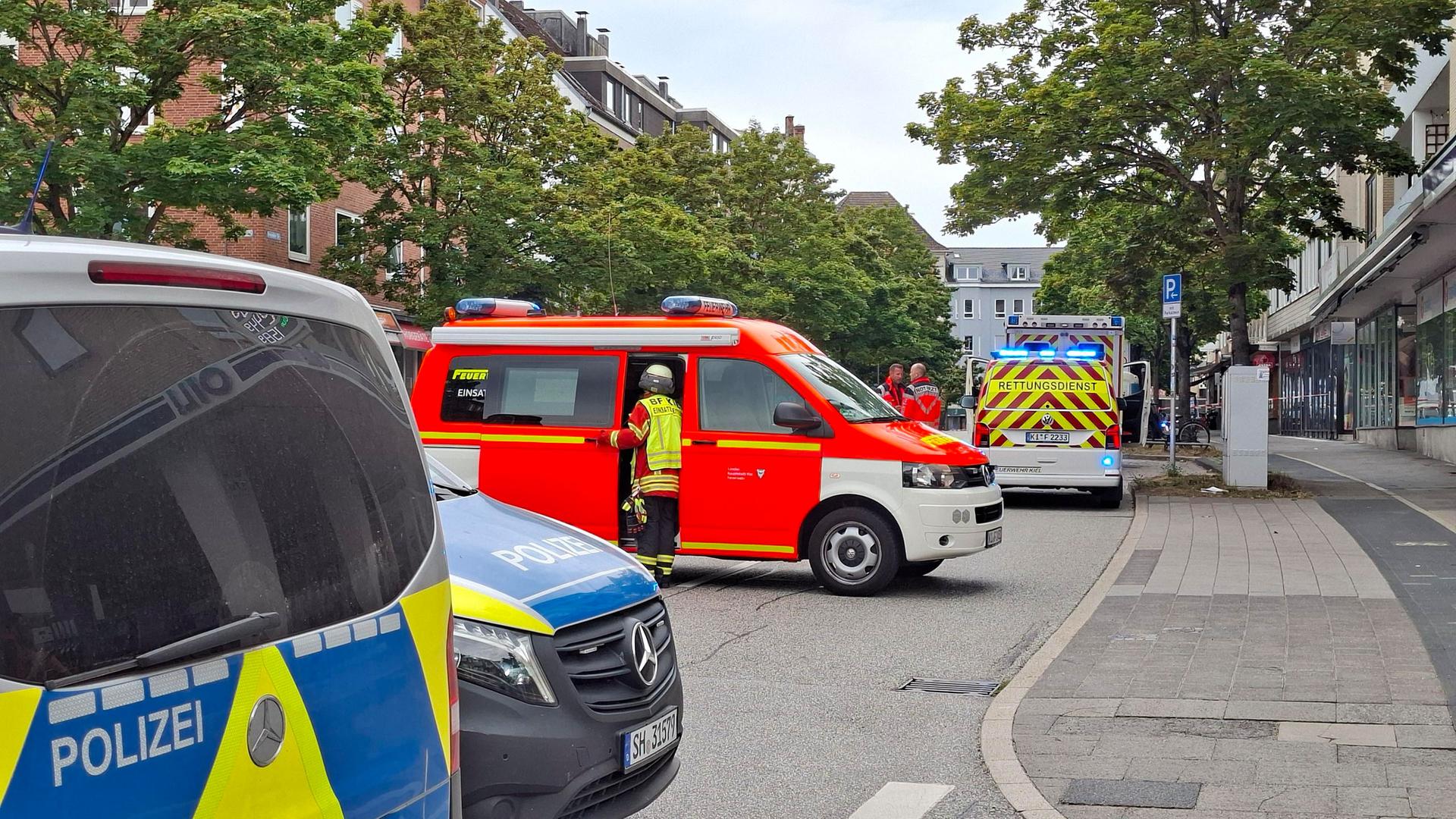 Mann hantiert mit Stichwaffen am Fenster: SEK-Einsatz in Kiel