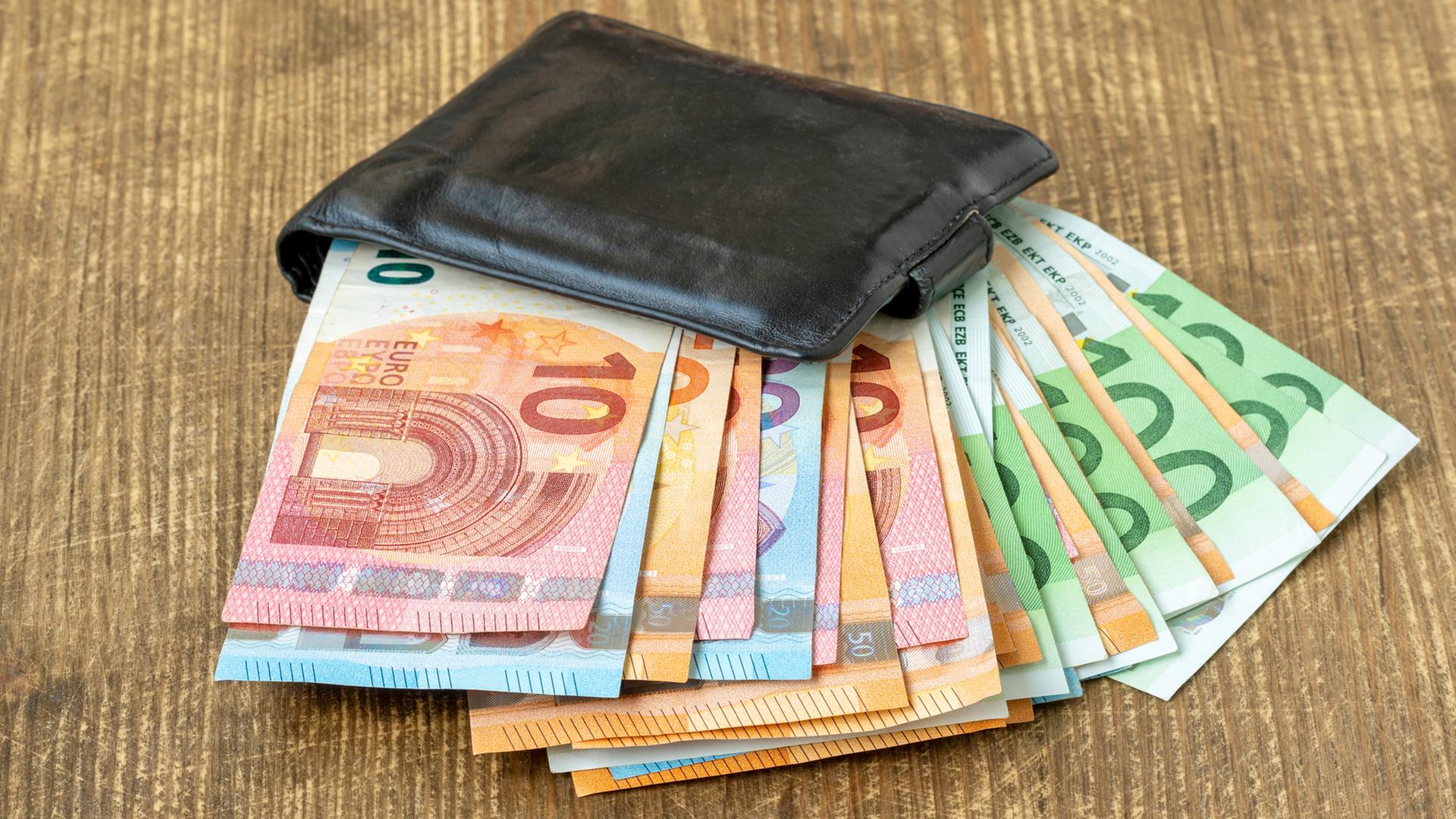 Euro-Banknoten ragen aufgefächert aus einem schwarzen Portemonnaie. | colourbox, Grazvydas Januska