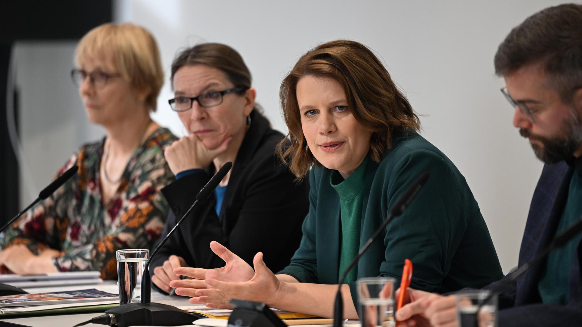  Hannover: Ksenija Bekeris (SPD,2.v.l), Bildungssenatorin von Hamburg, Tanja Brunnert (l), Bundespressesprecherin des Berufsverbandes der Kinder- und Jugendärzt*innen BVKJ e.V., hören Julia Willie Hamburg (Grüne,2.v.r), Kultusministerin von Niedersachsen, zu. | dpa, Shireen Broszies