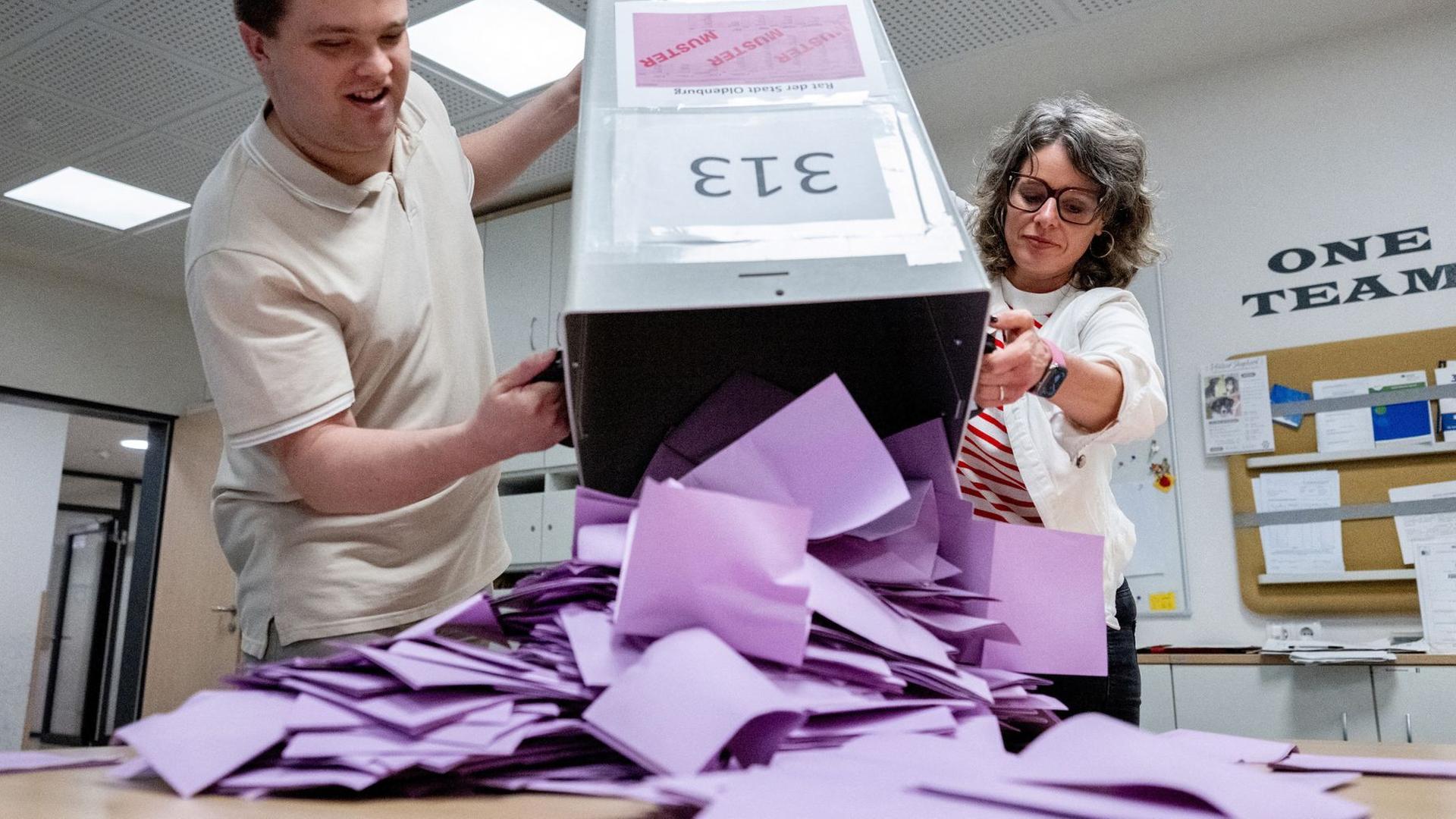 Wahlhelfer entleeren in einem Wahllokal eine Wahlurne für die Kommunalwahl. | dpa-Bildfunk, Hauke-Christian Dittrich