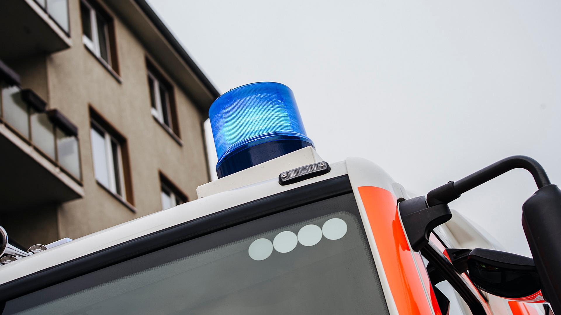 Feuerwehr im EInsatz. Bewusstlose Familie aus Wohnhaus nach Kohlenmonoxid-Vergiftung gerettet. | NDR, Julius Matuschik
