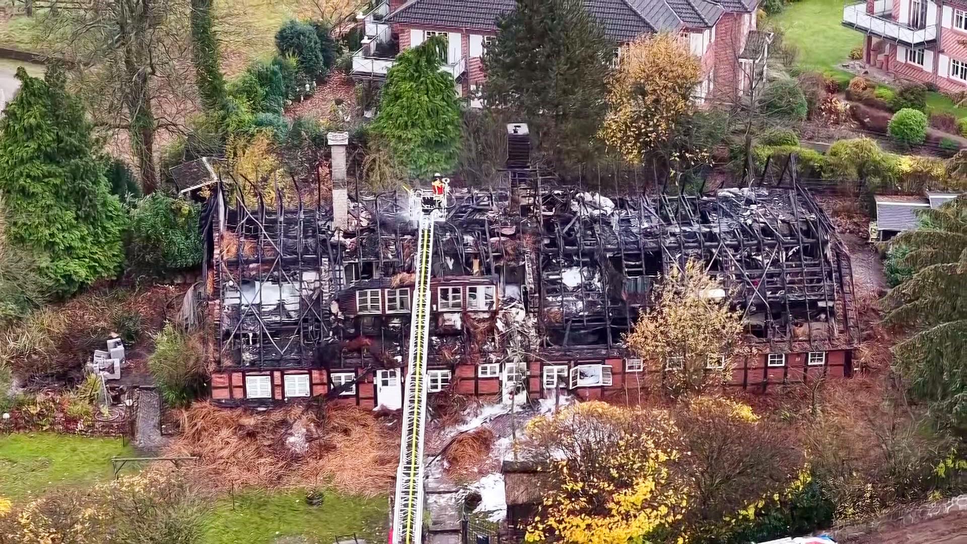 Ein ausgebranntes Reetdachhaus  in Seevetal | NonstopNews