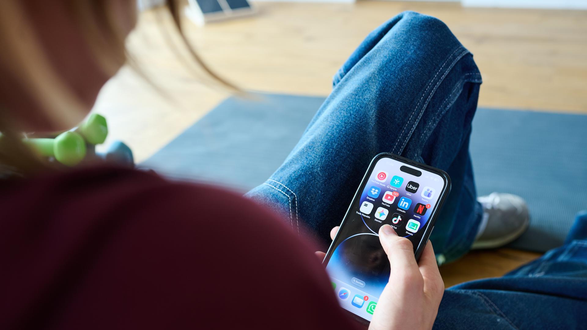 Ein Jugendlicher schaut auf das Display seines Smartphones. | picture alliance / dpa | Annette Riedl